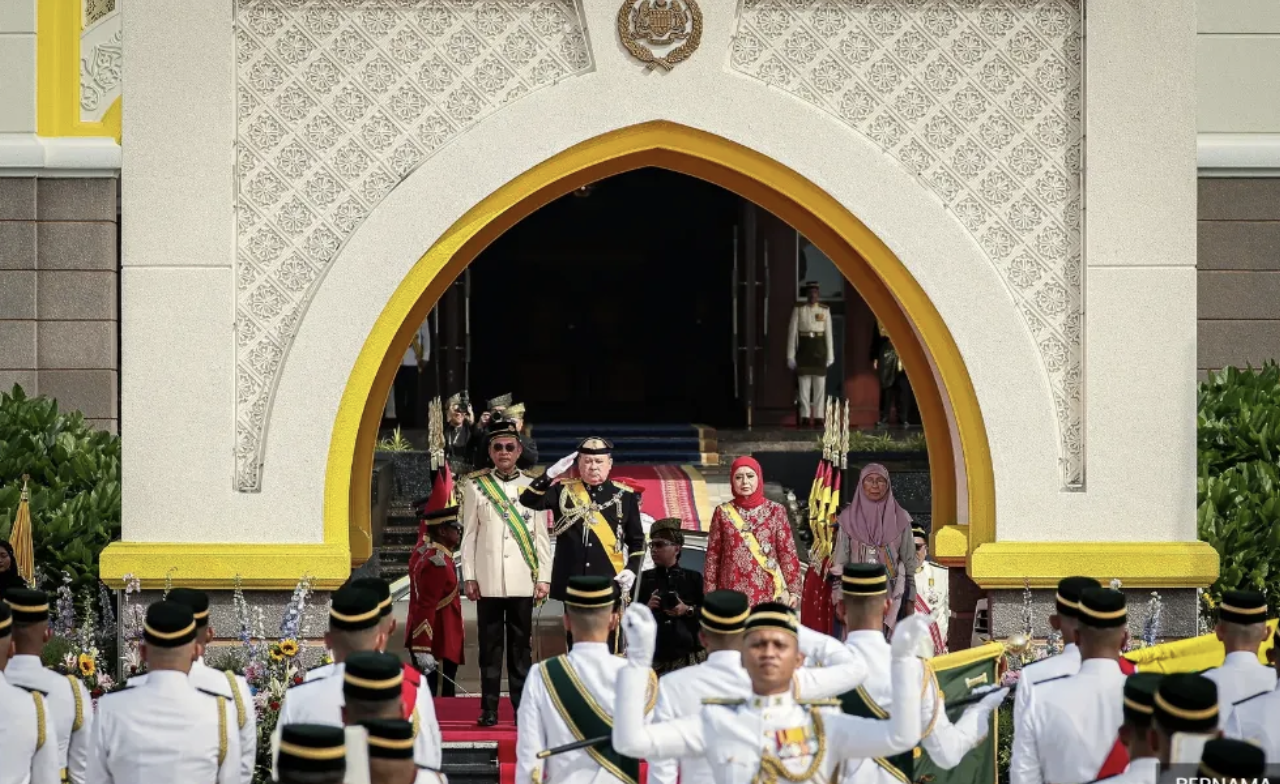 Sultan Ibrahim, Raja Zarith Sofiah Grace Federal Awards Investiture ...